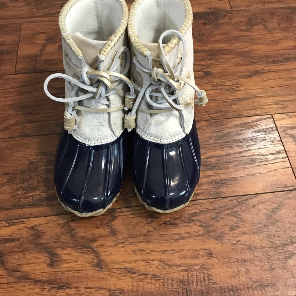 Jack Rogers women’s Chloe (it’s size 5 but fits 6)